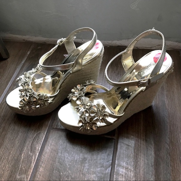 NWT Carlos gold wedges floral embellished size 10 - Picture 2 of 6